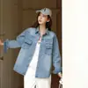 Foto Real de Novos Itens em Estoque: Elegante Jaqueta Camisa Jeans Estilo Vintage em Azul Claro, Casual e Versátil