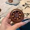 Las cuentas giratorias talladas de palo de rosa, palo de agar y sándalo verde son un gran artículo para aliviar el estrés en las yemas de los dedos, un artículo de artesanía en madera, moderno y creativo.