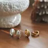 Pendientes de Aro de Metal Retro de Alta Calidad con Acabado Cepillado Aro Ligero de Lujo Elegante Anillo de Oreja Integrado con Placa para Repelente de Mosquitos Pinza para Oreja sin Agujeros para Mujer