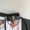 Bolso de Hombro Cuadrado Pequeño Versátil para Mujer, Acolchado con Cadena, Hecho de Piel de Vaca con Acabado Aceitado y Encerado