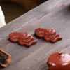 Mascota de Té de Arena Púrpura Yixing Adornos Pixiu Hechos a Mano Dahongpao León Atrae Fortuna Sentado Escultura de Accesorios para Juego de Té Se Puede Criar