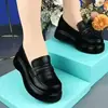 Mocassins versáteis de sola macia para mulheres, novidade outono 2026 estilo britânico slip-on sapatos de couro, sapatos de sola grossa plataforma antiderrapante