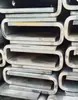 Canal de acero al carbono en forma de U empotrado canal de acero borde de vidrio cubierto pista de vidrio sin marco ranura de valla ranura de barandilla escaleras de edificio rojas
