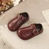 Zapatos de cuero tallado para niñas, colección otoño 2026, zapatos Mary Jane de tacón bajo estilo princesa, suela suave, zapatos de vestir de moda para niños, adecuados para niños pequeños y niños pequeños