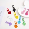 Chaveiro Criativo de Laço Oco de Liga com Etiqueta de Coração Colorida Pingente DIY Charme de Bolsa de Coração Feminino