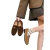 Versão em couro bovino ~ Mocassins de camurça enrugada vintage para mulheres, novo modelo 2026, com pequenas moedas douradas, salto grosso, calçados de encaixe simples, sapatos pequenos de couro