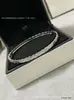 Pulseira V dourada de alta qualidade com padrão de diamante para mulheres, versões estreita e larga, gravação de precisão CNC, pulseira de luxo leve estilo Chanel, atacado do fabricante e entrega direta