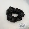 Elásticos de cabelo brilhantes e lustrosos estilo coreano para mulheres, com design plissado, material elástico que não danifica o cabelo e um visual de alta qualidade para rabos de cavalo