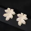 Pendientes de Zirconia con Forma de Hoja Tridimensional Dorados y Blancos Brillantes Simples Hoja de Palma Moda Elegante Exquisitos Lujo Accesible Pendientes de Exportación