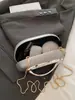 2026 Nova Bolsa Caixa Estilo Luxo com Alça Grande de Metal, Bolsa Clutch de Noite para Socialites, Bolsa Transversal com Corrente de Osso de Cobra para Mulheres