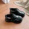 Otoño 2026 Nuevos Mocasines de Suela Gruesa Velcro Slip-on Zapatos Pequeños de Piel Casual Versátil Piel Suave Zapatos de Suela Plana