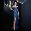 Vestido de Torrada Estilo Sereia para a Noiva, Vestido de Noivado Borgonha com Fenda, Vestido Brilhante de Um Ombro para Anfitriã