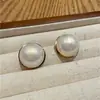 Nuevos pendientes de botón de perla estilo francés 2023 diseño de nicho femenino aguja de plata 925 clip para la oreja de alta calidad joyería de lujo ligero venta al por mayor