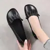 Mocasines de mujer para primavera y otoño, zapatos rojos de suela blanda para mujeres de mediana edad y mayores, zapatos tipo mamá de cuero suave, zapatos de vestir sencillos para damas, zapatos de cuero cómodos
