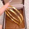 Pulseira de Ouro com Areia Vietnamita Padrão Onda CNC Folha para Mulheres, Estilo de Luxo Leve de Nicho, Pulseira Fechada da Moda que Não Desbota por Muito Tempo