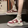 Tênis brancos femininos de sola grossa, novo modelo outono 2026, sapatos esportivos versáteis estilo ins, sapatos que aumentam a altura para pessoas baixinhas, tênis de nicho