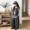 Conjunto Infantil 2026 Chegada Nova Outono Crianças de Tamanho Médio e Grande Roupa de Baixo Colete Xadrez Calça de Pernas Largas Conjunto de Três Peças Roupas de Outono para Crianças