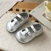 Sapatos de couro vazados estilo francês, novidade primavera e outono 2026 versão coreana sapatos de princesa com fivela para meninas, sapatos de sola macia para combinar com saias