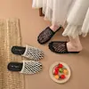 Sandálias de verão com trama de rede ins para mulheres, calçados de exterior 2026, novos, super quentes, moda, sapatos de rede de peixe, meias-pantufas fechadas na ponta
