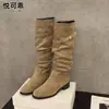 Botas de Montaria de Couro Genuíno com Salto Bloco Cáqui Franzidas de Cano Alto Calçados Femininos 2026 Novas Botas de Moda de Cano Alto Emagrecedoras Outono/Inverno