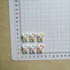 Nova Série Versátil de Gatinho com Tema de Morango Estilo Japonês Pequenos Acessórios Artesanais DIY Cola de Creme Adesivos para Carro Decorações de Botão de Vaso Sanitário