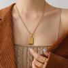 Noria diseño francés colgante cuadrado de 26 letras cadena clavicular chapado en oro de 18K acero de titanio joyería de fábrica al por mayor