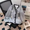 Design casual e descontraído com detalhes florais tridimensionais, cardigã feminino, nova malha solta e versátil para outono e inverno