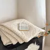 Manta de algodón tejida con patrón de nubes de grado A para otoño e invierno, adecuada para camas individuales o dobles, lavable a máquina, suave y cómoda para dormir, engrosada para abrigar, e ideal para primavera, otoño e invierno