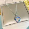 Brilhante Colorido Completo em Diamante Amor Titânio Aço Colar Feminino Popular Corrente de Clavícula Coração Zircônia Arco-Íris Joias