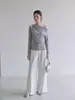 Elegante camiseta gris de estilo coreano para mujer, con hombros descubiertos y manga larga, nuevo diseño de otoño, pura y seductora, top ajustado de un solo hombro