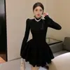 Vestido justo de manga comprida com gola alta preta para afinar a silhueta Feminino Primavera e Outono novo cintura apertada garota popular parte inferior plissada saia fofa de base