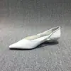 Zapatos Europeos para Mujer 2023 Primavera y Otoño Nuevos Zapatos de Cuero Aceitado y Encerado Moda Huecos Tacón de Gato Zapatos de Punta para Mujer Cómodos de Tacón Bajo Zapatos de un Solo Color