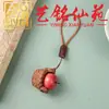 O pingente de durian de sândalo pode ser usado como um item decorativo para artesanato com tema de frutas, acessórios de carro, mesas de chá, salas de estar ou como um ornamento para casais para carregar por aí.