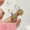 Brincos de Argola Estéreo Personalizados Coreanos Agulha de Prata S925 para Mulheres Novo Amor com Letras Madrepérola Incrustada Brincos Assimétricos Tendência