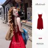 Yunnan Dali lleva un vestido rojo de tirantes estilo francés con un diseño femenino de espalda descubierta, adecuado para tomar fotos en vacaciones junto al mar.