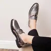 Zapatos Casuales de Cuero de Moda para Hombre Estilo Coreano de Verano, Mocasines Slip-On Versátiles Estilo Británico con Punta Aguda en Plateado
