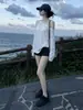 Cubre trajes de alta gama estilo coreano con hombros descubiertos y protección solar para mujer, camiseta nueva casual y versátil de manga larga transpirable, diseño rejuvenecedor, 13928
