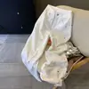 Calça Jeans Branca com Bordado Floral Pequeno para Mulheres, Novo Design 2026, Calça Reta com Barra Dobrada, Calça de Perna Larga de Nicho Comprimento Total