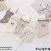 Nuevos calcetines de otoño e invierno hasta la pantorrilla para mujer, calcetines deportivos de algodón estilo universitario, calcetines de dibujos animados a la moda, venta al por mayor del fabricante de calcetines de Liaoyuan