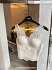 Camisola francesa de renda puramente desejável para mulheres com bojos fixos, confortável e respirável, adequada para usar em camadas, modeladora e pode ser usada como camada base ou peça externa.