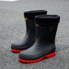 Nuevos zapatos de lluvia de suela gruesa de caña media, zapatos impermeables antideslizantes para hombre, botas de agua de moda para exteriores, botas de lluvia cálidas, zapatos de goma para hombre transfronterizos