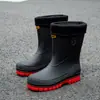 Paquete Zapatos de lluvia coreanos para hombre, de caña media, antideslizantes, impermeables, con suela gruesa, botas de lluvia, botas de agua para exteriores, zapatos de goma cálidos, venta al por mayor para hombre