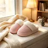 Las pantuflas gruesas de felpa para el hogar son cálidas, cómodas y antideslizantes, perfectas para usar en interiores, suaves como una nube y súper cómodas al pisar.