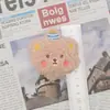 Ins Lindo Oso de Dibujos Animados Nombre Peluche Decoración Bolsa de Jardín de Infancia Oso Muñeco Broche Accesorios Adorno para la Cabeza