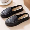 Nuevas Zapatillas Planas Antideslizantes para Madres de Mediana Edad Baotou Zapatillas Baotou Cuero Sintético Tacón Medio Zapatos con Agujeros Para Uso Exterior Zapatillas de Mujer