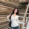 Camiseta de manga larga para mujer, con forro polar, engrosada, corte ajustado, cuello en V, estilo invierno, adecuada para chicas atractivas, top versátil