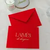 Sobre de terciopelo marrón oscuro con logo de marca estampado en dorado, tarjeta acrílica de borde dorado irregular, invitación de negocios
