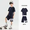 Conjunto de Moda Esportiva Estilo Coreano para Meninos da Duoduo, Conjunto Casual Simples de Duas Peças com Shorts de Manga Curta para Crianças no Verão