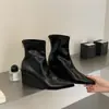 2026 Versão Coreana Nova Moda Outono-Inverno Botas Curtas Femininas com Salto Anabela e Parte Traseira Pontiaguda