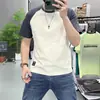 Camiseta de Manga Curta Patchwork Estilo Novo de Verão para Homens com Mangas Raglan, Estampa de Letras da Moda, Blusa Tie-Dye com Gola Redonda, Versátil